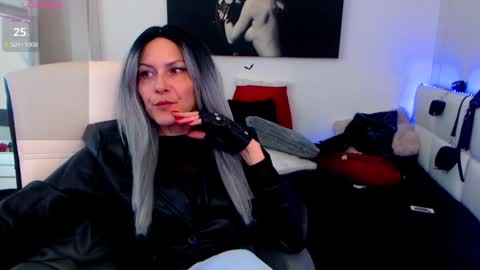 Snapshot of mistressevelyn_ chatting on January 2025 05:51:02 AM MistressEvelyn online show from January 2025 05:51:02 AM
