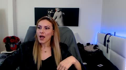 Snapshot of mistressevelyn_ chatting on February 2025 06:15:01 AM MistressEvelyn online show from February 2025 06:15:01 AM
