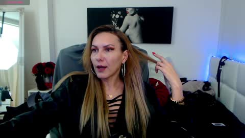 Snapshot of mistressevelyn_ chatting on February 2025 10:36:02 AM MistressEvelyn online show from February 2025 10:36:02 AM