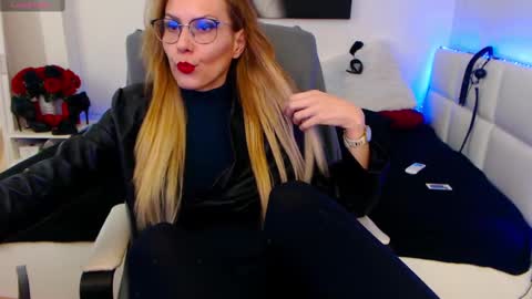 Snapshot of mistressevelyn_ chatting on February 2025 06:09:02 AM MistressEvelyn online show from February 2025 06:09:02 AM