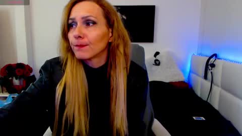 Snapshot of mistressevelyn_ chatting on February 2025 10:34:01 AM MistressEvelyn online show from February 2025 10:34:01 AM
