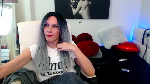 Snapshot of mistressevelyn_ chatting on February 2025 01:40:02 PM MistressEvelyn online show from February 2025 01:40:02 PM