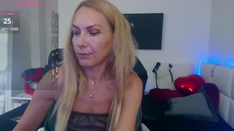 Snapshot of mistressevelyn_ chatting on September 2025 06:35:01 AM MistressEvelyn online show from September 2025 06:35:01 AM