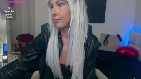 Snapshot of mistressevelyn_ chatting on September 2025 07:13:02 AM MistressEvelyn online show from September 2025 07:13:02 AM