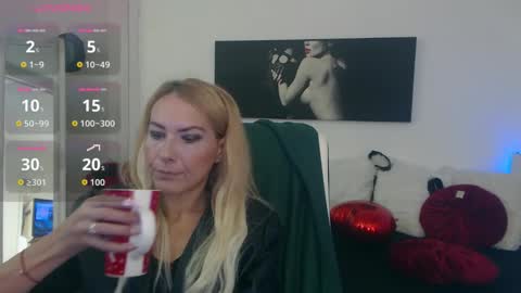 Snapshot of mistressevelyn_ chatting on October 2025 04:54:01 AM MistressEvelyn online show from October 2025 04:54:01 AM