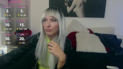 Snapshot of mistressevelyn_ chatting on October 2025 07:42:02 AM MistressEvelyn online show from October 2025 07:42:02 AM