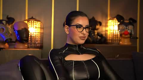 Snapshot of mistresskellykent chatting on April 2026 10:12:02 PM Mistress Kelly online show from April 2026 10:12:02 PM
