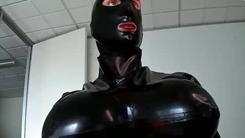 Snapshot of mistresslatexxx chatting on January 2025 10:51:02 AM Bianca online show from January 2025 10:51:02 AM