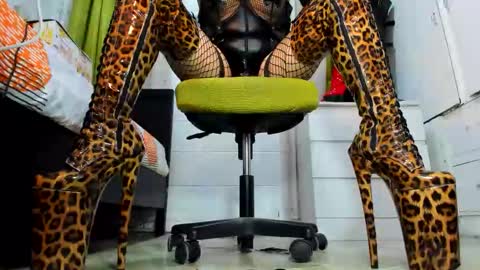 Tiffany online show from December 2025 09:16:02 AM