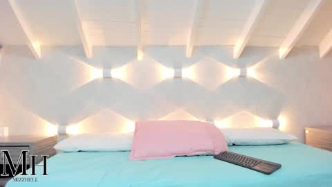 mizzhell_ online show from October 2025 12:44:02 PM