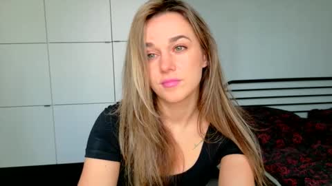 mmminnie online show from March 2026 01:00:02 PM