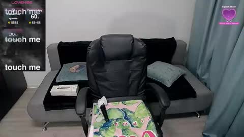 erika online show from November 2025 04:18:02 AM