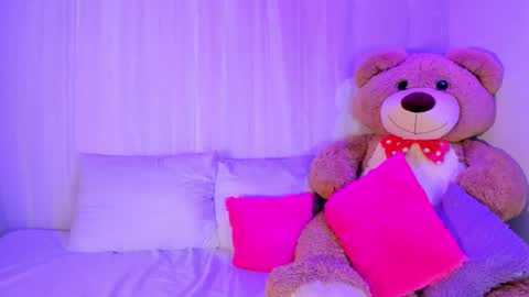 M o L l i E  online show from November 2025 07:59:02 PM