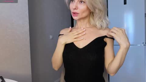 Snapshot of molly_beauti chatting on April 2026 02:51:02 AM Molly online show from April 2026 02:51:02 AM