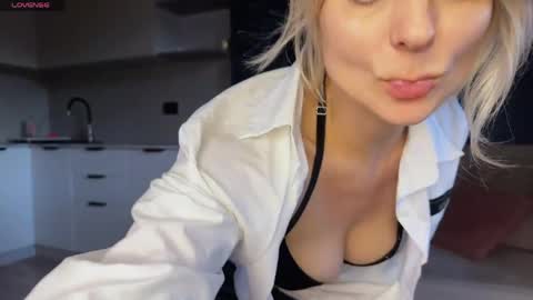 Snapshot of molly_beauti chatting on May 2026 02:45:01 PM Molly online show from May 2026 02:45:01 PM
