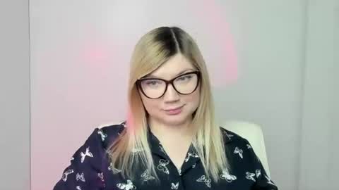 Molly online show from October 2025 11:43:01 AM