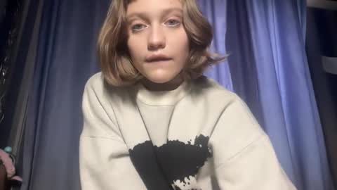 molly_poly online show from November 2025 12:27:01 PM