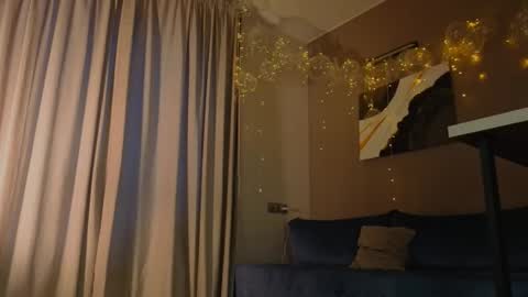 Molly online show from December 2025 12:12:02 PM