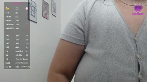 Snapshot of mommyissuess_ chatting on January 2025 07:51:01 PM Daphne  online show from January 2025 07:51:01 PM