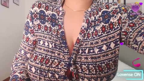 Snapshot of mommyissuess_ chatting on February 2025 08:02:02 PM Daphne  online show from February 2025 08:02:02 PM