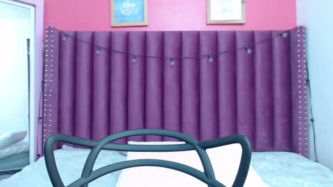 Snapshot of mommyissuess_ chatting on February 2025 06:02:01 AM Daphne  online show from February 2025 06:02:01 AM