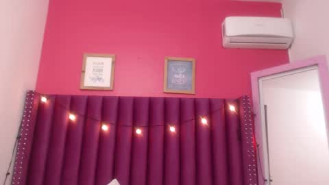 Snapshot of mommyissuess_ chatting on February 2025 06:37:01 AM Daphne  online show from February 2025 06:37:01 AM