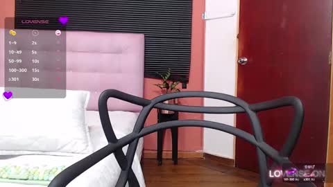 Snapshot of mommyissuess_ chatting on March 2025 11:27:01 PM Daphne  online show from March 2025 11:27:01 PM