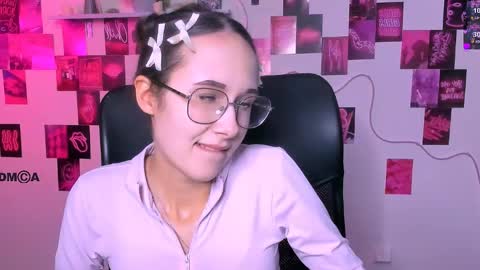 Snapshot of mona_cloud chatting on May 2026 07:52:01 PM Mona online show from May 2026 07:52:01 PM