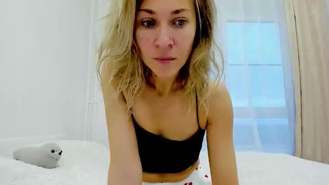 Mona online show from October 2025 04:37:01 AM