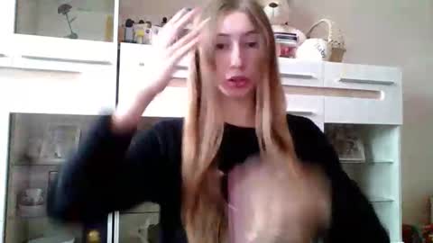 Snapshot of monica_tamayo chatting on November 2025 10:15:02 AM Monica online show from November 2025 10:15:02 AM