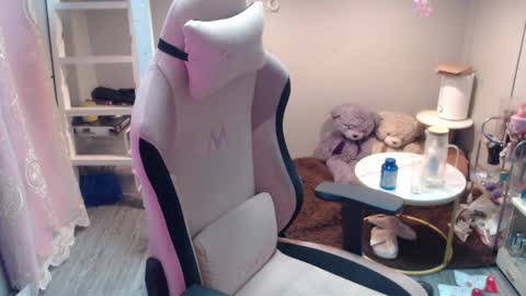 ELYSE A SIMPLE GIRL online show from November 2025 10:37:02 AM