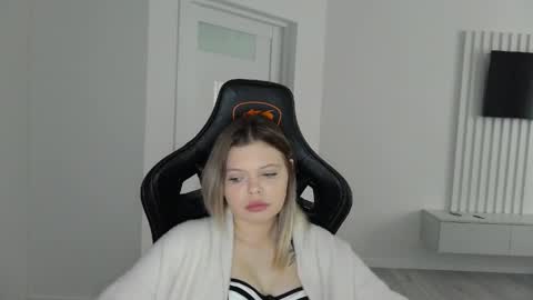 moon_lili online show from March 2026 12:30:02 PM