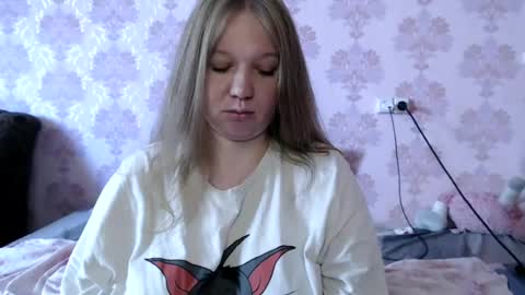 Snapshot of moon_linght000 chatting on June 2026 01:19:02 AM moon_linght000 online show from June 2026 01:19:02 AM