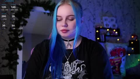 Snapshot of moon_valkyriie chatting on January 2025 01:11:01 PM Emilia online show from January 2025 01:11:01 PM