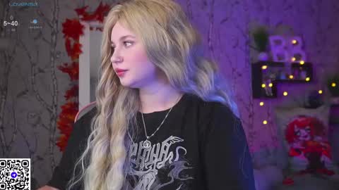 Snapshot of moon_valkyriie chatting on September 2025 07:32:02 AM Emilia online show from September 2025 07:32:02 AM