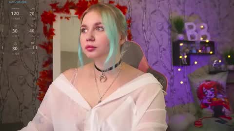 Snapshot of moon_valkyriie chatting on September 2025 08:17:01 AM Emilia online show from September 2025 08:17:01 AM