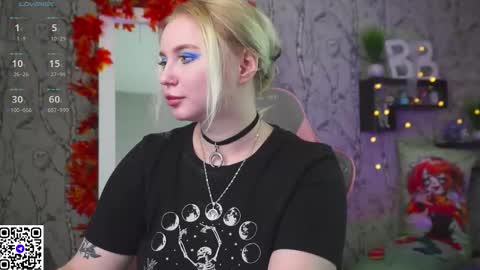 Snapshot of moon_valkyriie chatting on October 2025 09:06:02 AM Emilia online show from October 2025 09:06:02 AM