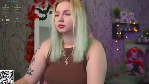 Snapshot of moon_valkyriie chatting on November 2025 08:05:02 AM Emilia online show from November 2025 08:05:02 AM