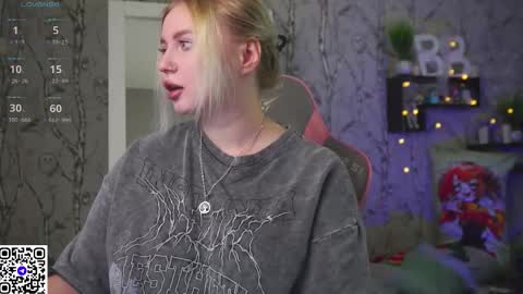 Snapshot of moon_valkyriie chatting on November 2025 09:53:01 AM Emilia online show from November 2025 09:53:01 AM