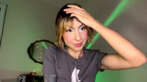Snapshot of mooncinna chatting on November 2025 11:16:02 PM Cinna online show from November 2025 11:16:02 PM