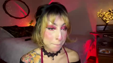 Snapshot of mooncinna chatting on November 2025 09:02:01 PM Cinna online show from November 2025 09:02:01 PM