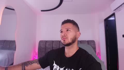 Snapshot of mr_mikee_ chatting on February 2026 03:01:02 AM MIKEE online show from February 2026 03:01:02 AM