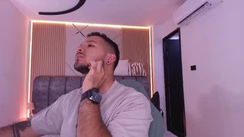 Snapshot of mr_mikee_ chatting on February 2026 03:05:01 AM MIKEE online show from February 2026 03:05:01 AM