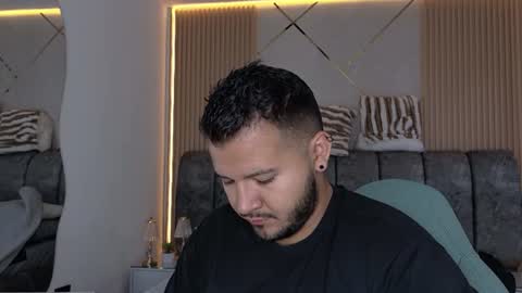 Snapshot of mr_mikee_ chatting on June 2026 03:01:02 AM MIKEE online show from June 2026 03:01:02 AM