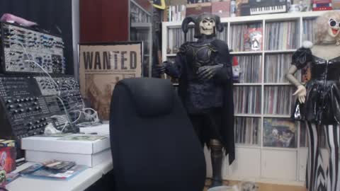 Snapshot of muziknerd chatting on May 2026 05:13:01 AM Muziknerd online show from May 2026 05:13:01 AM