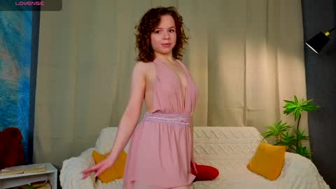 Snapshot of mymonique chatting on April 2026 06:58:01 AM Monique with Curls online show from April 2026 06:58:01 AM