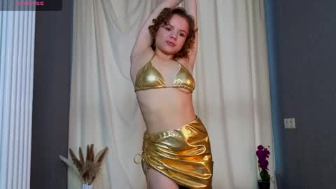 Snapshot of mymonique chatting on April 2026 06:19:01 AM Monique with Curls online show from April 2026 06:19:01 AM