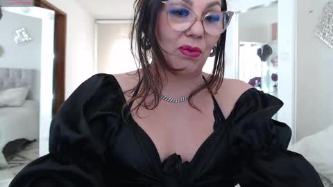 Snapshot of myrnasexxx chatting on May 2026 04:25:01 PM Myrna Sessions online show from May 2026 04:25:01 PM
