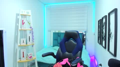 naomy online show from November 2025 02:01:02 AM