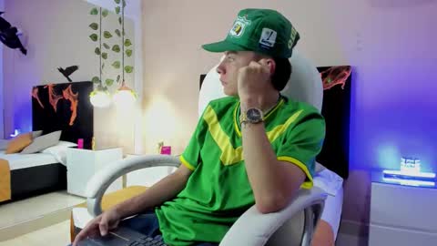 Snapshot of nascary_fox chatting on October 2025 08:31:01 PM Nascary Fox online show from October 2025 08:31:01 PM